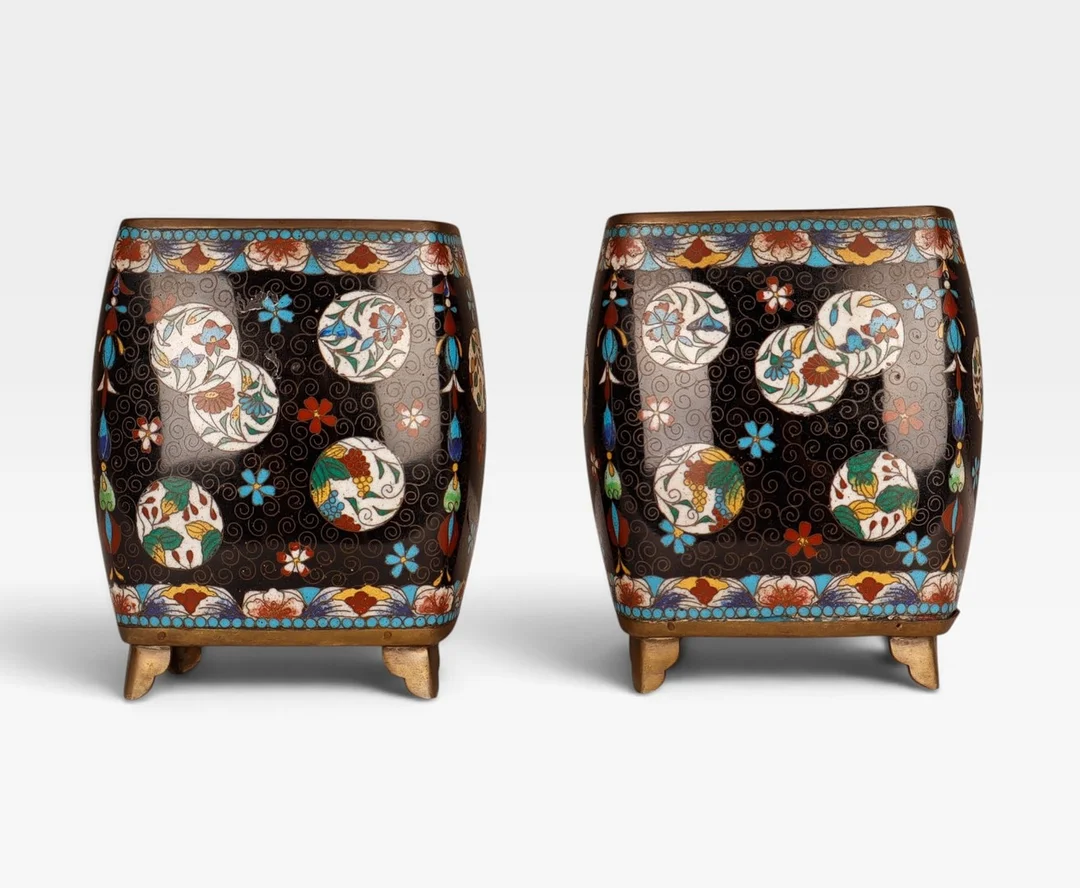 Pareja de jarrones chinos en esmalte cloisonné, de mediados del siglo XX. — Cloisonné — Barcelona Auctions