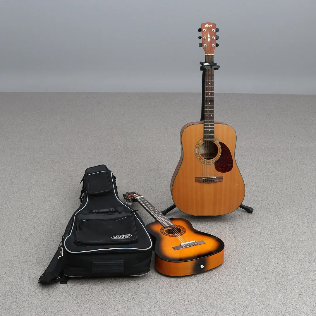AKUSTISKA GITARRER, TVÅ ST. Gear 4 Music och Cort. — Musical instruments — Skånes Auktionsverk