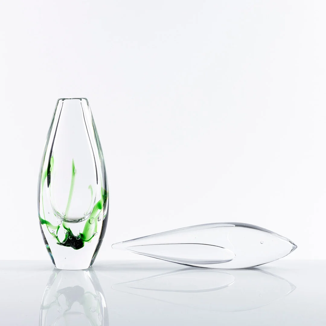 VICKE LINDSTRAND. Vas samt fisk, Kosta, klarglas med innesluten dekor, en signerad, 1960-tal. — Art glass — Auktionshuset Kolonn