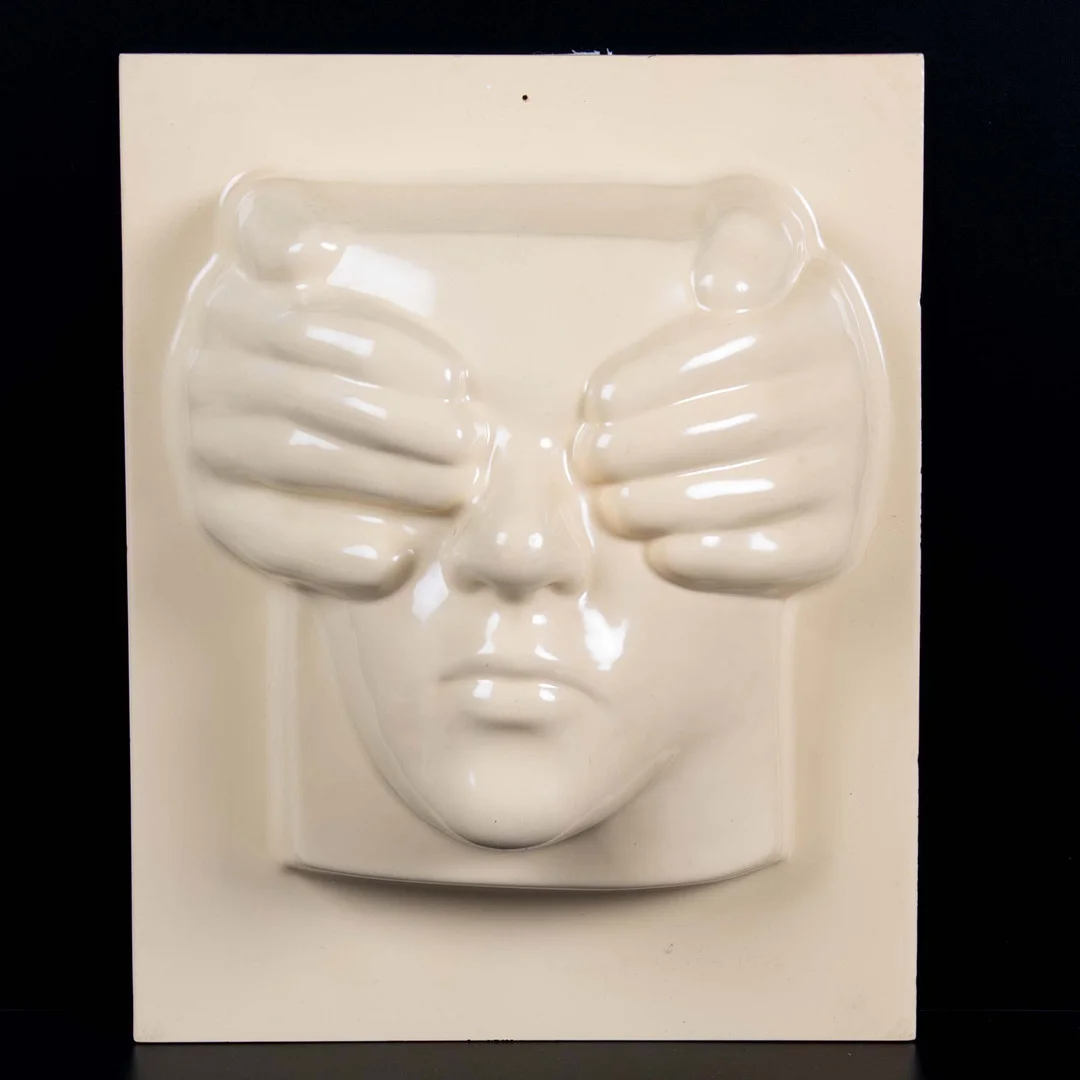 BARBRO BÄCKSTRÖM (1939-1990). Väggrelief, formpressad plast signerad och numrerad 1/60, 1973. — Sculptures & Bronzes — Laholms Auktionskammare