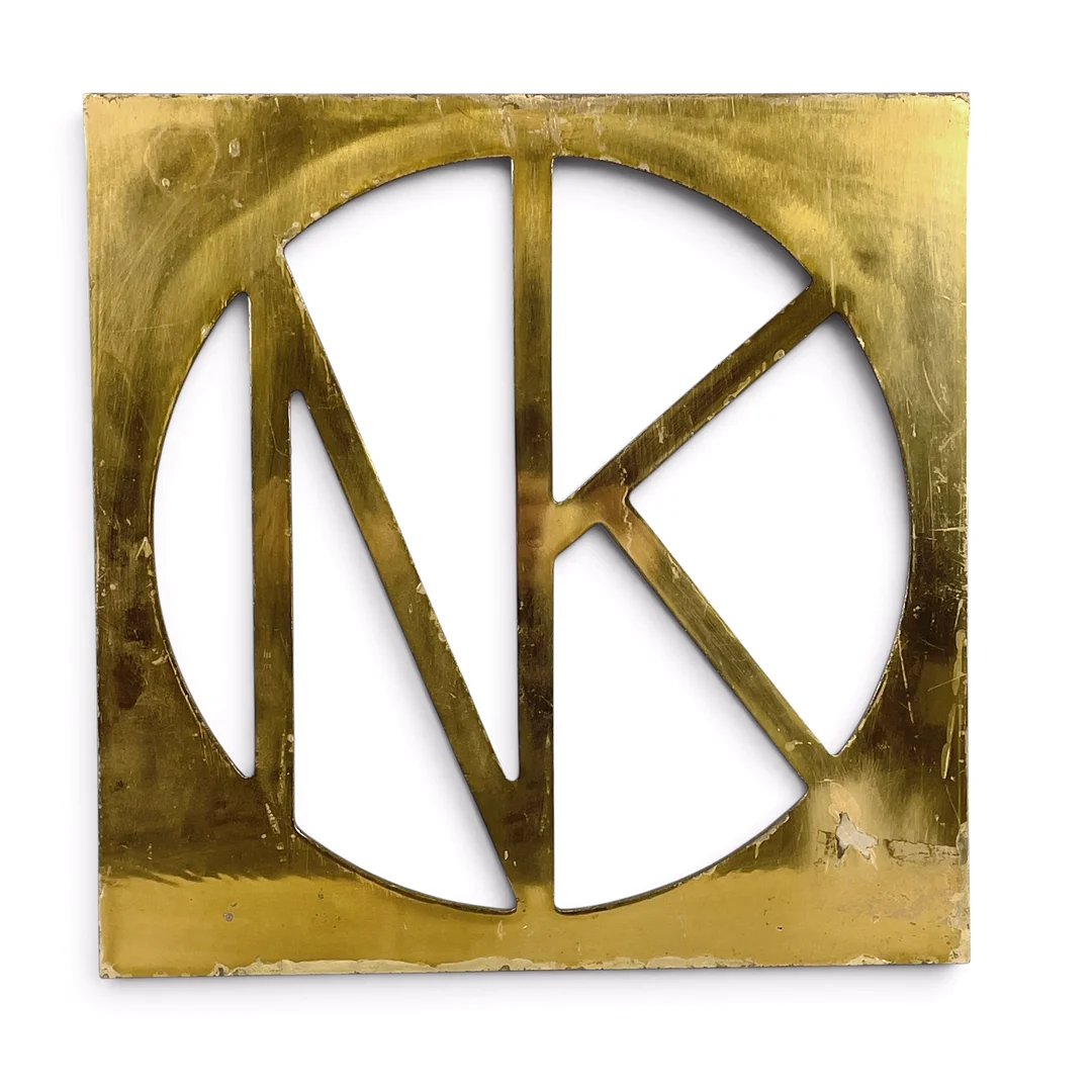 SKYLT, Nordiska Kompaniet (NK), mässing, 1960-tal. — Miscellaneous — Roslagens Auktionsverk