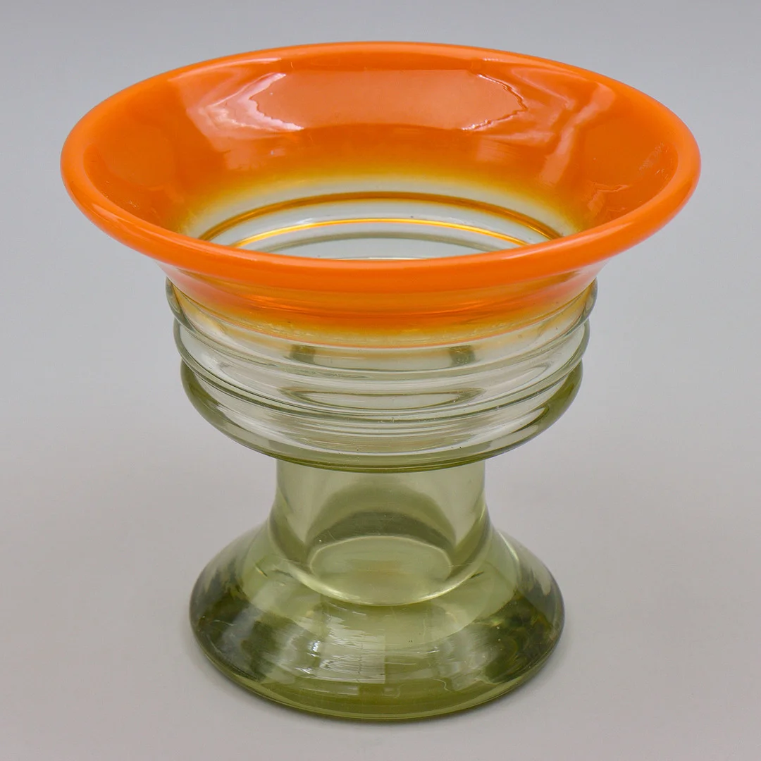 EVA ENGLUND. ORANGE/GRÖN SKÅL PÅ FOT, KONSTGLAS, PUKEBERG GLASBRUK, 1960/1970-TAL. — Art glass — Auktionskammaren Sydost Kalmar