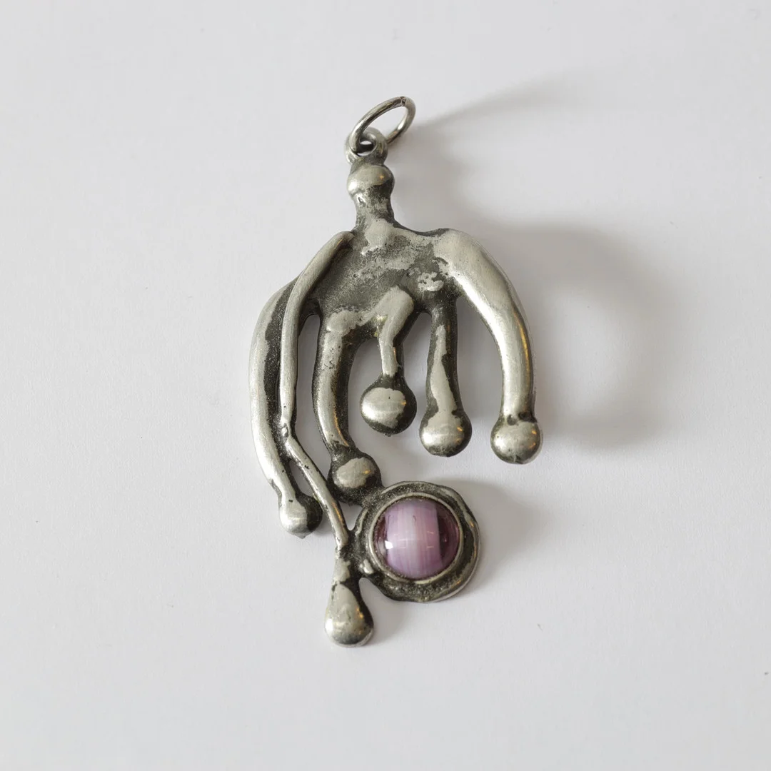 BENGT BLOMQVIST. hänge, tenn med sten, monogramsignerad, 1900-tal. — Brooches & Pendants — Gomér & Andersson Nyköping
