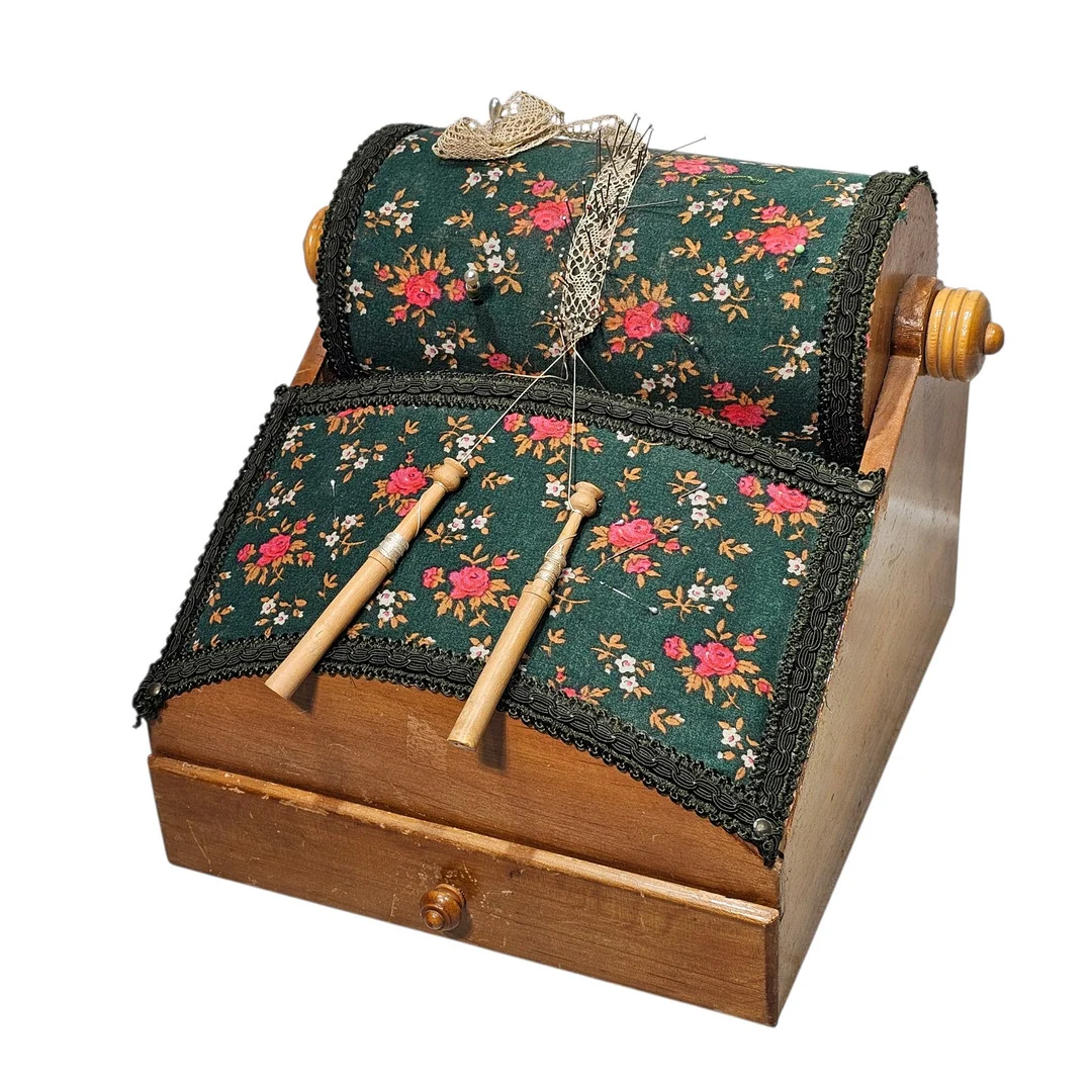 Soporte para encaje de bolillos, con cajón inferior en madera tapizada. — Other — Arce Auctions