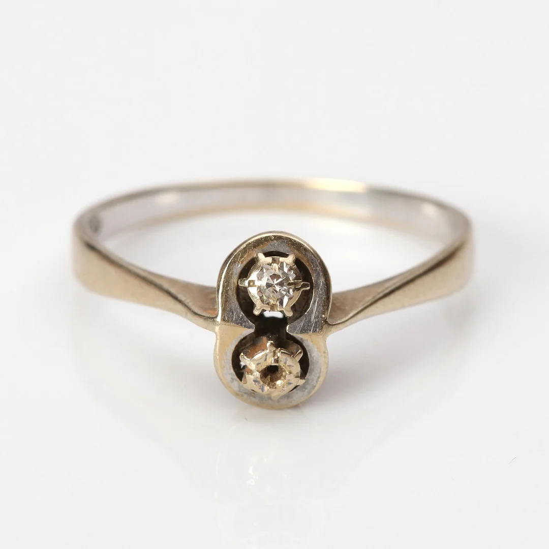 RING. 18k vitguld med en diamant, totalvikt ca 2,2 gram. — Rings — Skånes Auktionsverk