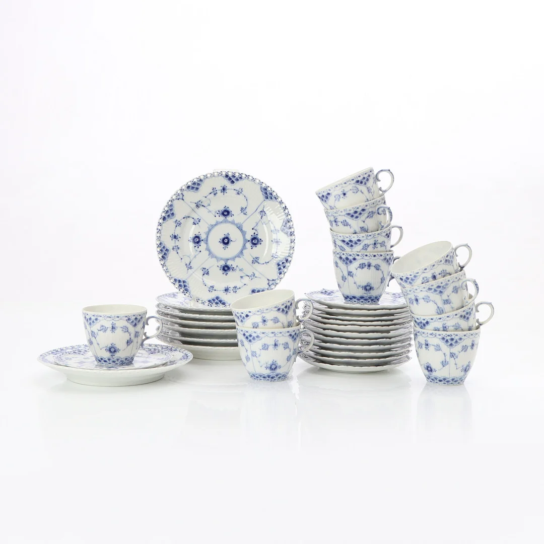 MUSSELMALET, KAFFESERVIS, 19 DELAR. Porslin. Royal Copenhagen, helblond. — Tableware — Skånes Auktionsverk
