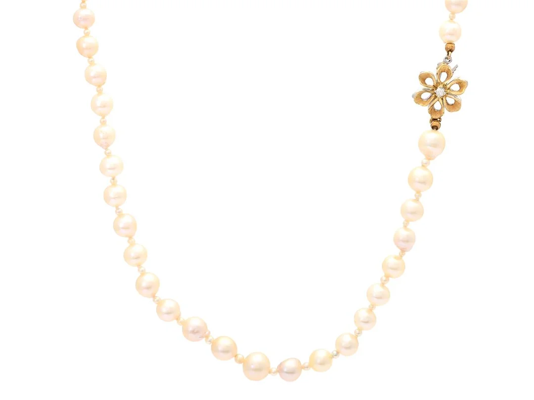 PÄRLCOLLIER, odlade pärlor, mellanliggande orientaliska pärlor, ca 2,1- 7,3 mm, lås i 18K guld/vitguld, briljantslipade diamanter ca 0,4 ctv, ca TW/VS, längd ca 62 cm. — Smycken/Pärlcollier — Kaplans