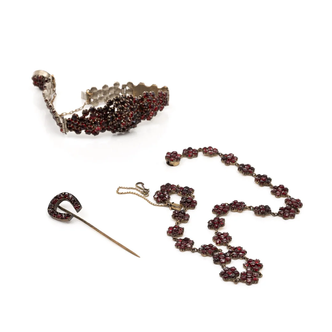 ARMBAND, COLLIER / NÅL, Metall, Granater. — Jewellery Suites — Garpenhus Auktioner