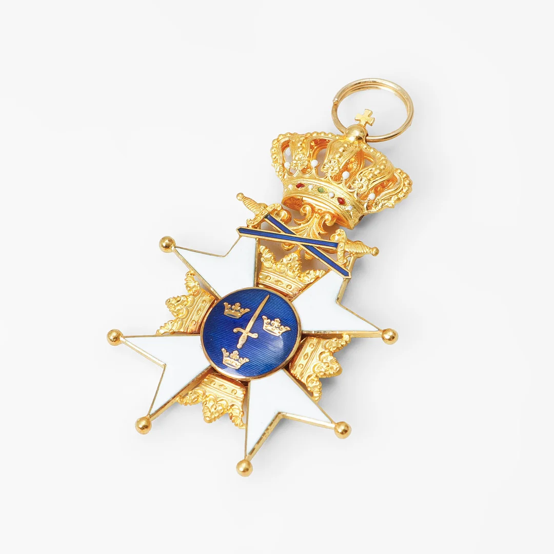 KUNGLIGA SVÄRDSORDEN, Pro Patria, svärdstecken för riddare av första klass. 18k guld och emalj. Totalvikt utan band ca 14,5 gram. — Orders & Medals — Göteborgs Auktionsverk
