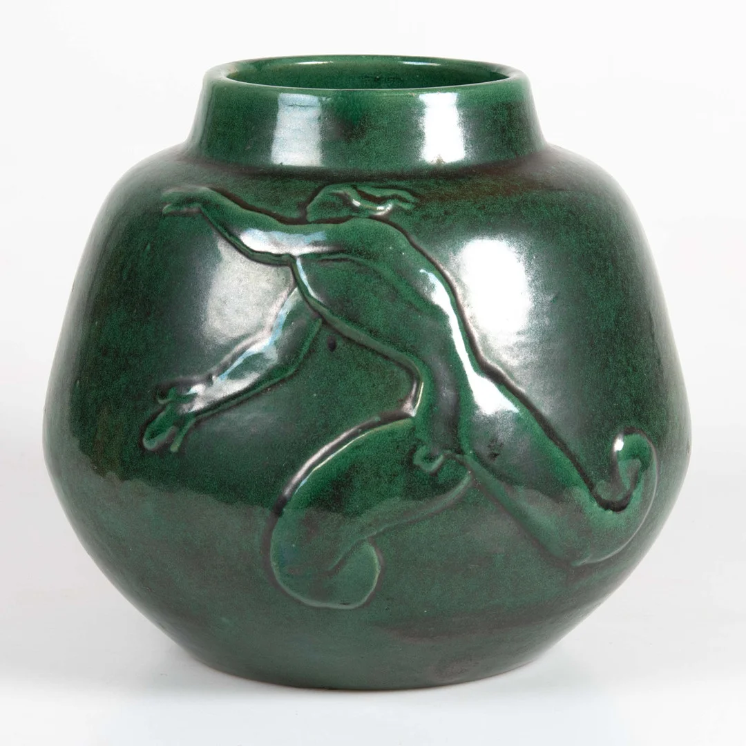 EINAR LUTERKORT. PRAKTVAS, Motala lervarufabrik, 1920/30-tal, med figural dekor i relief. — European — Laholms Auktionskammare