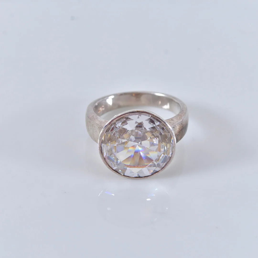 RING, med vit sten, sterlingsilver. — Rings — Halmstads Auktionskammare