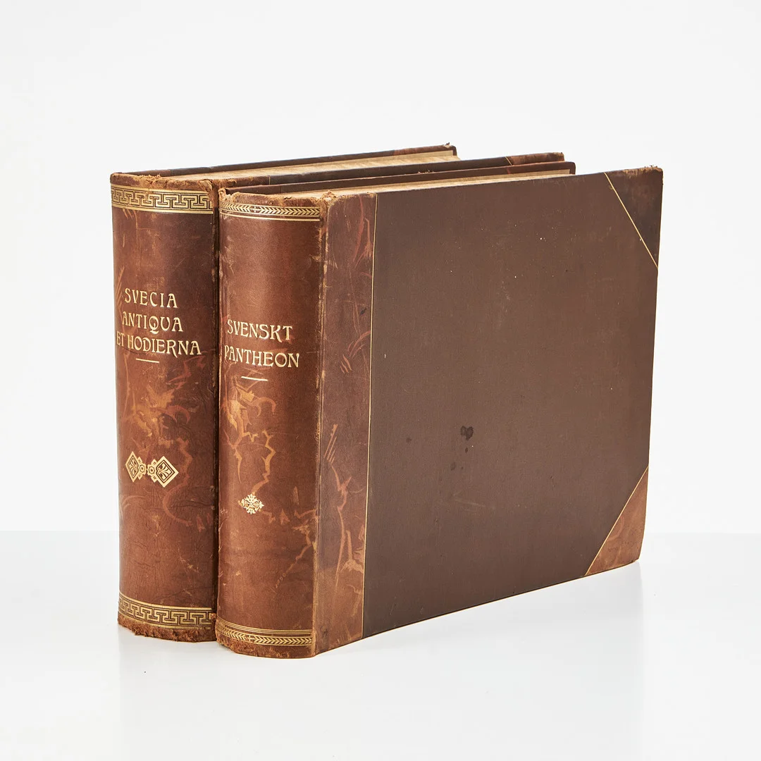 "SVENSKT PANTHEON", Wahlström & Widstrand, Stockholm 1906, "SUECIA ANTIQVA ET HODIERNA", Wahlström & Widstrand, 1924, Isaac Marcus' Boktryckeri, Stockholm. — Books — Stockholms Auktionsverk Magasin 5
