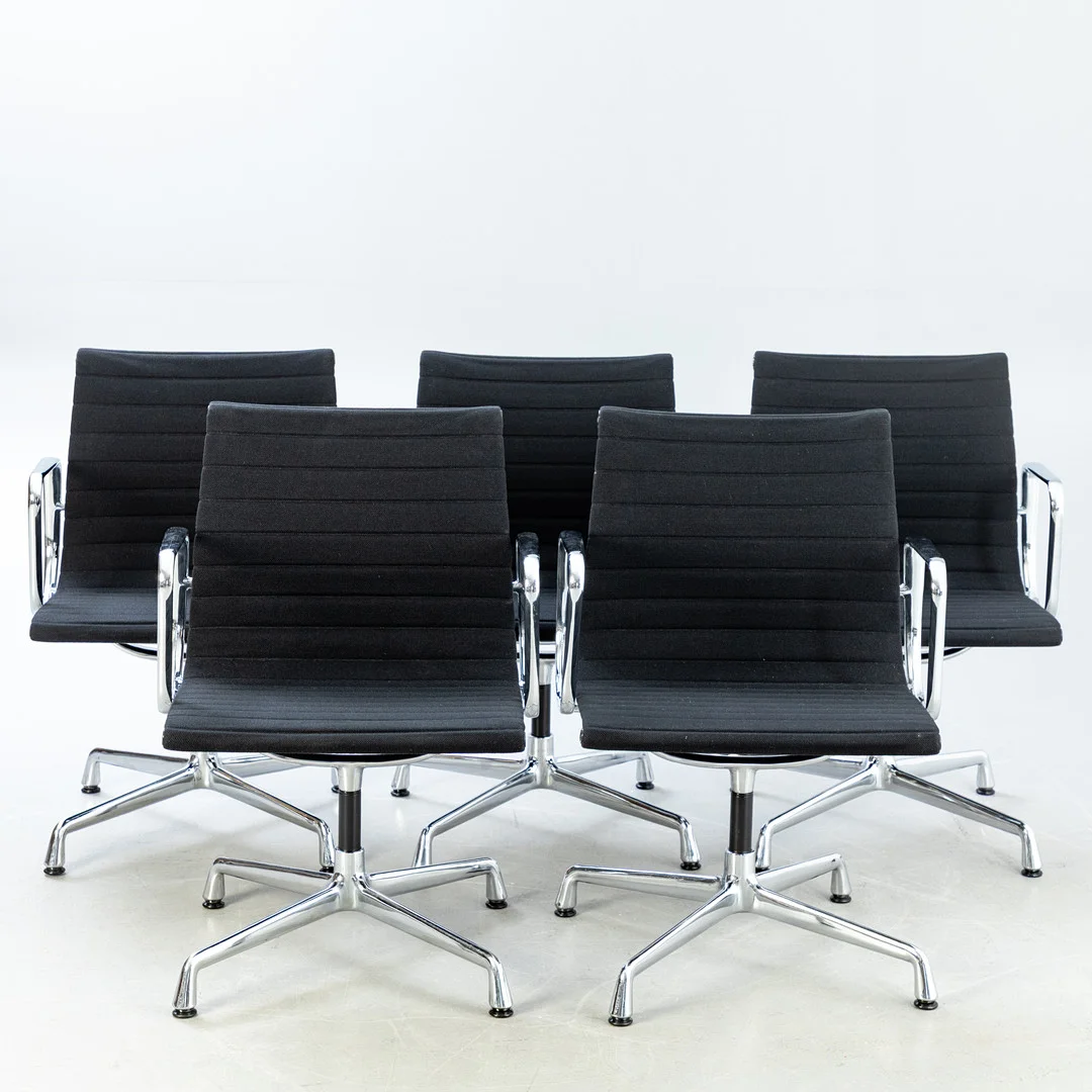 RAY & CHARLES EAMES. Vitra, fünf Aluchairs EA108, Hopsak (5). — Armchairs & Chairs — Stockholms Auktionsverk Hamburg