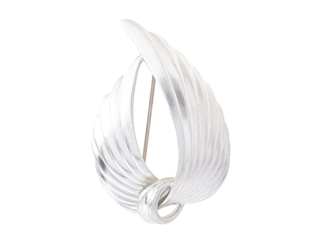 BROSCH, silver, vingar, mått 4,3 cm x 2,8 cm, ca vikt ca 6,6 g. — Smycken/Brosch — Kaplans