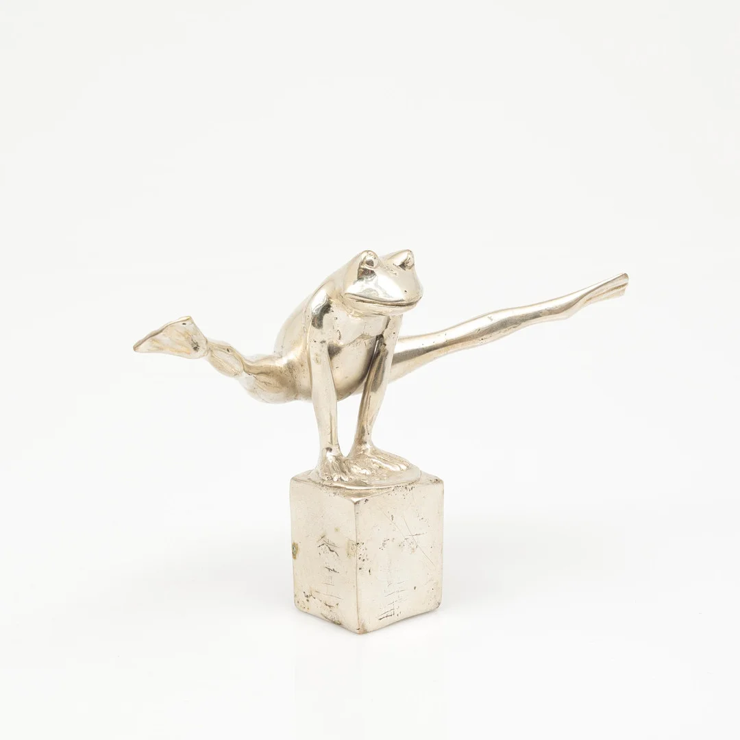 ART PEOPLE GALLERY, SWEDEN. "Look at my legs", silverpatinerad brons, stämplad APG. — Sculptures & Bronzes — Garpenhus Auktioner
