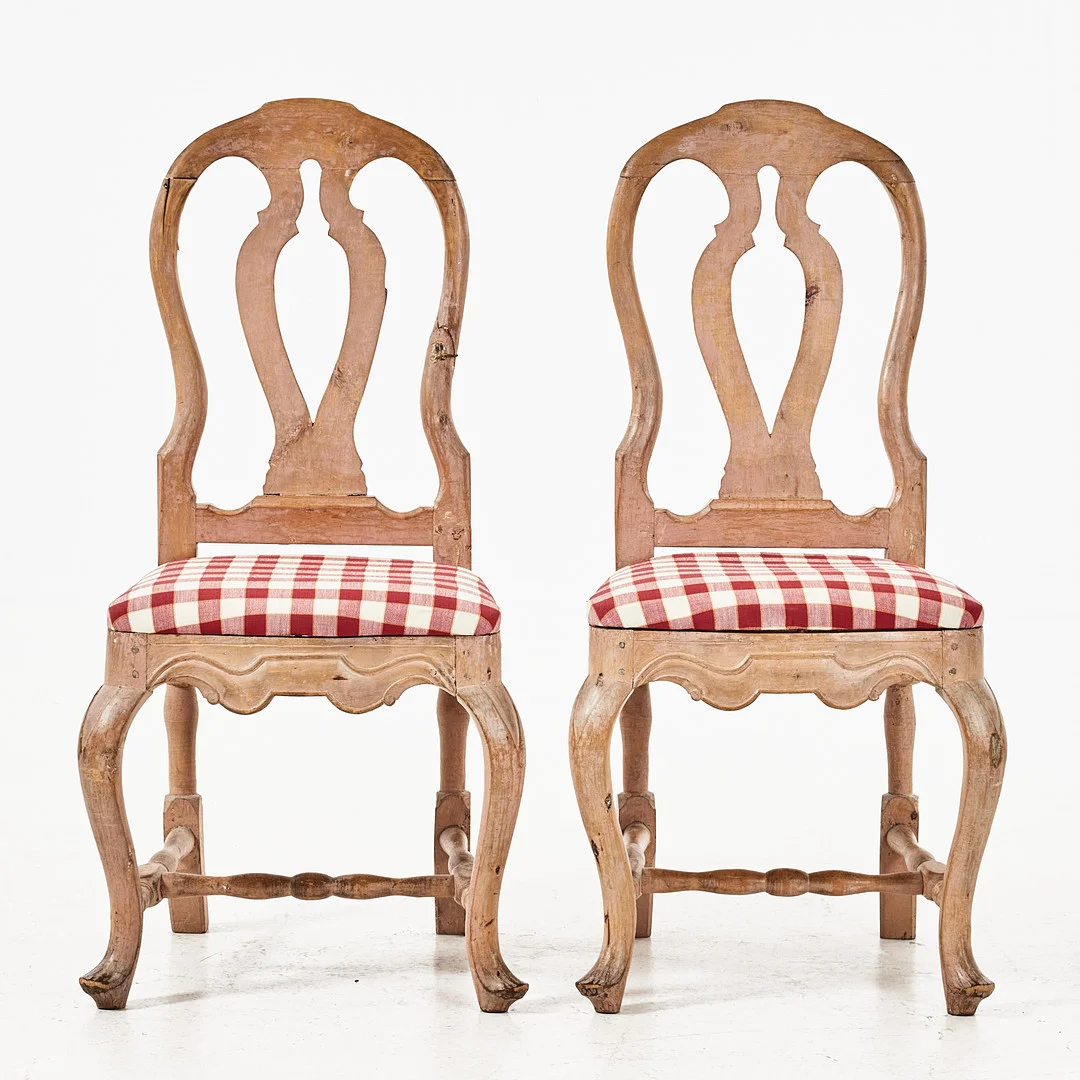 STOLAR, 1 par, 1700-tal, rokoko, framtagen originalfärg i rosa, lösa stoppade sitsar. — Armchairs & Chairs — Stockholms Auktionsverk Magasin 5