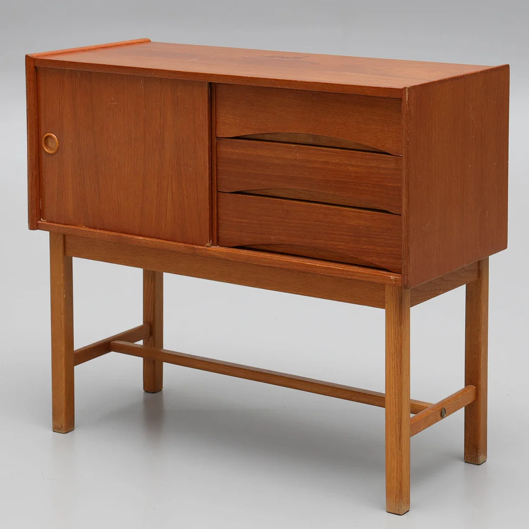 SIDOBORD, teakfanér samt bok, 1950/60-tal, Sverige. — Cupboards, Cabinets & Shelves — Auktionsmagasinet Vänersborg
