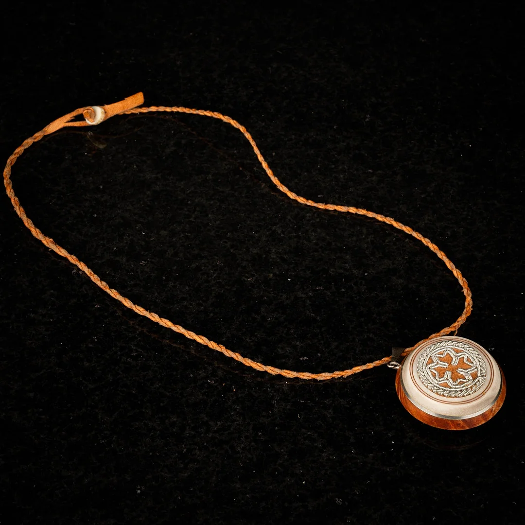 ELLA-MARGIT NUTTI & NIKKE NUTTI. Halsband, Sameslöjd, Signerad, 1900-tal. — Sami Arts & Crafts — Norrlands Auktionsverk
