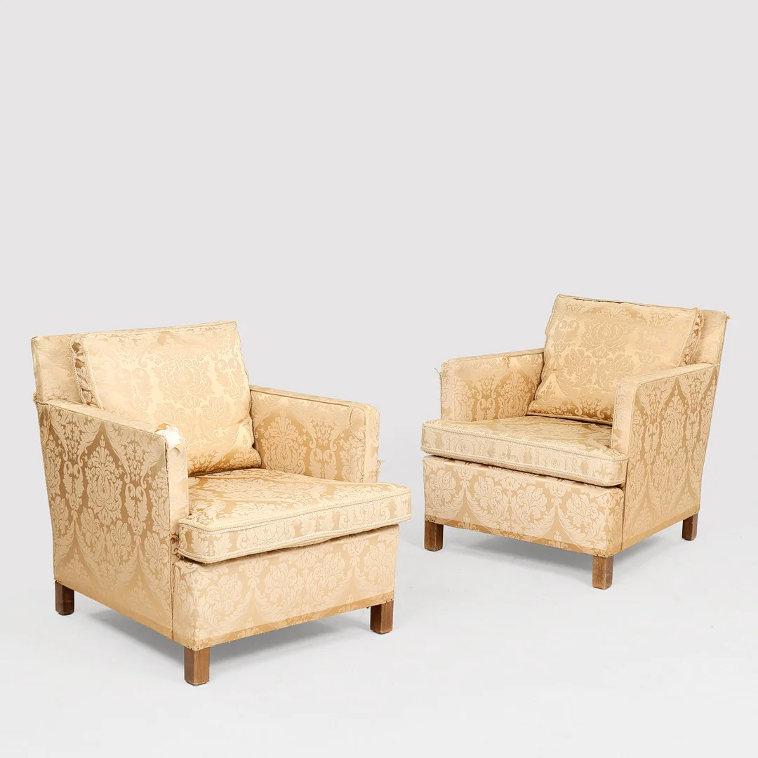 GEORG KOFOED. Par bergere betrukket med gyldent blomstret møbelstof, 1950-60'erne. (2). — Armchairs & Chairs — Palsgaard Kunstauktioner