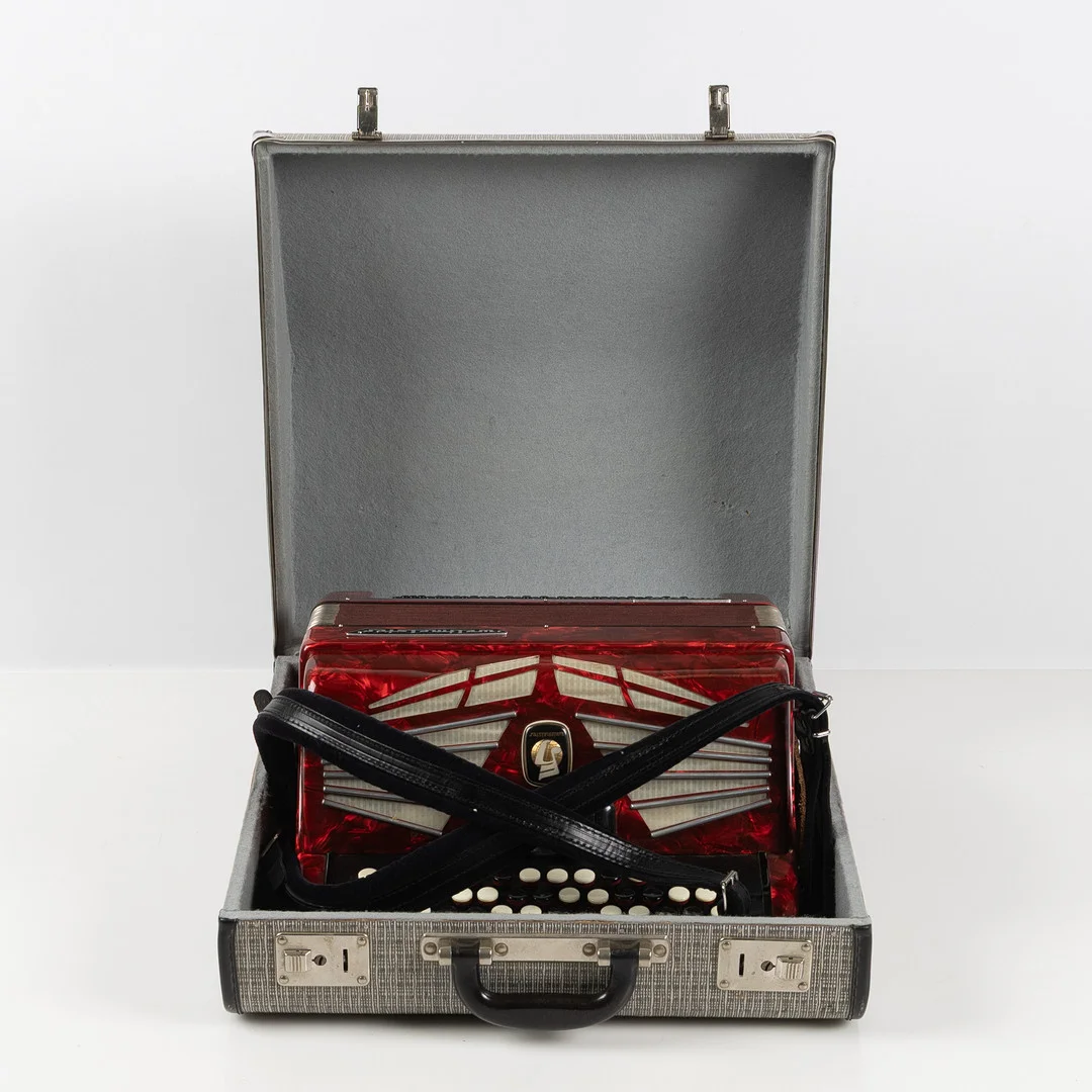 DRAGSPEL, "Fionetta", med låda, Weltmeister, Klingenthal, Tyskland, 1900-talets andra hälft. — Musical instruments — Stockholms Auktionsverk Helsingborg
