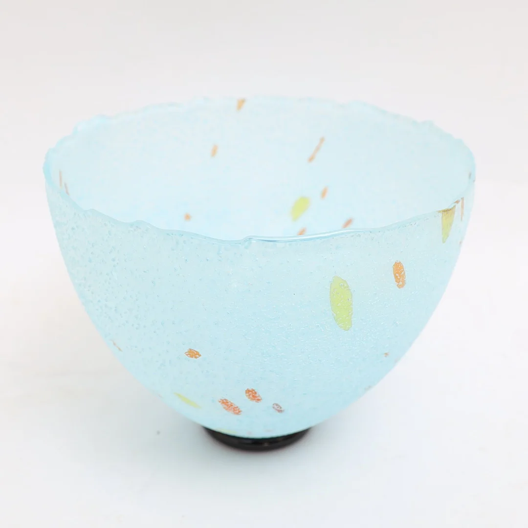 BERTIL VALLIEN. Skål, konstglas, kosta boda, flerfärgat frostat glas. Signerad. — Art glass — Falun Auktionsbyrå