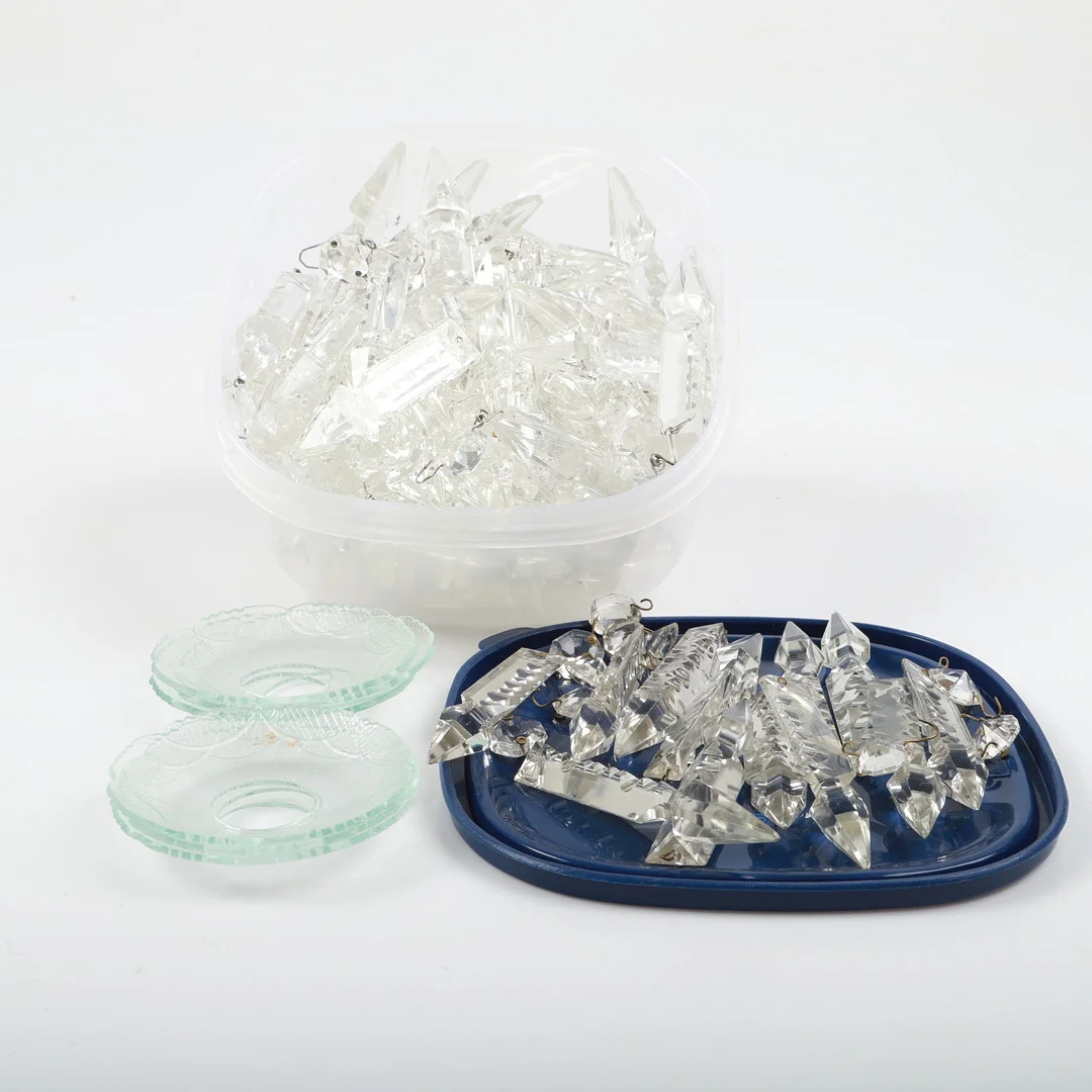 PRISMOR SAMT LJUSMANSCHETTER, glas. — Utility glass — Helsingborgs Auktionskammare