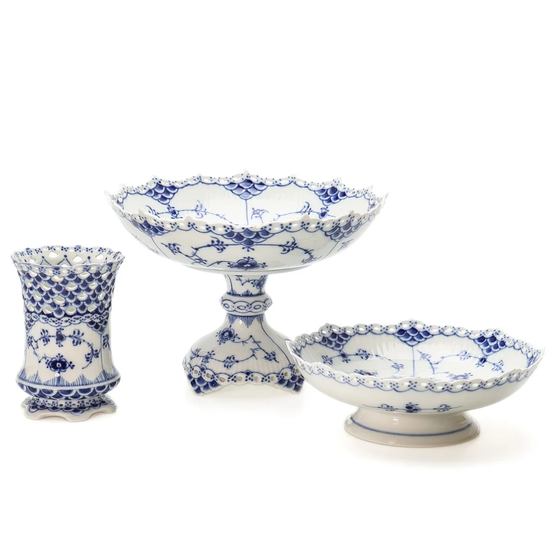 FAT samt VAS, 3 delar, "Musselmalet helblond", Royal Copenhagen, Danmark. — Tableware — Auktionsmagasinet Vänersborg