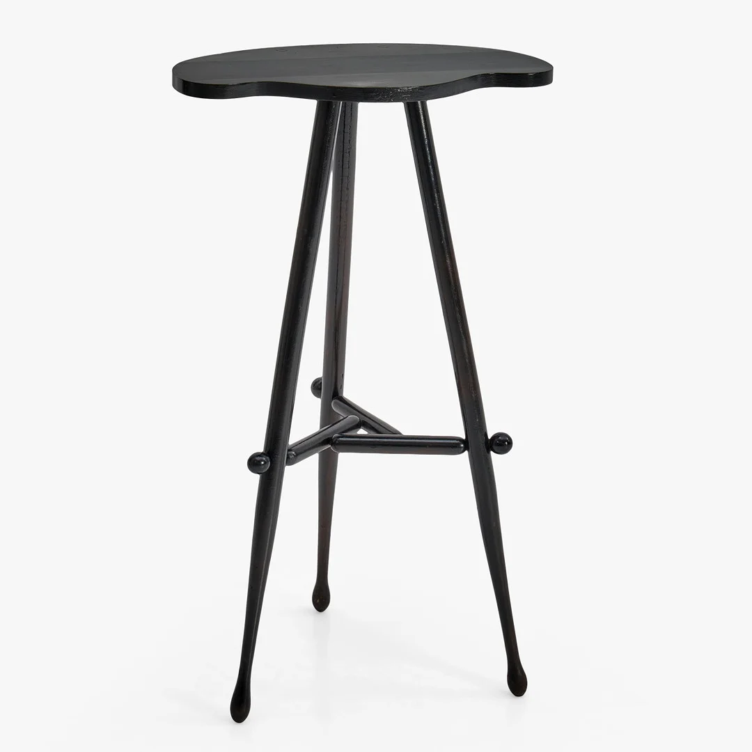 PIEDESTAL, Österrike, 1900-talets mitt, skiva i organisk form, svarvad benställning, svartlackerat trä. — Tables — Crafoord Auktioner Stockholm