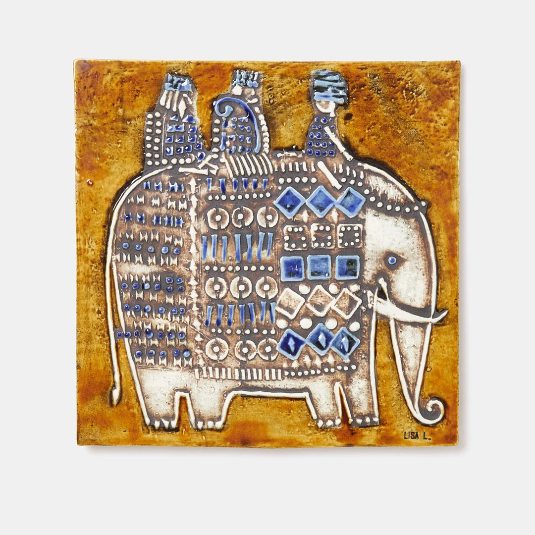 LISA LARSON. Väggplakett, "Elefant", stengods, signerad Lisa L., ur serien Unik, Gustavsberg. — European — Stockholms Auktionsverk Sickla