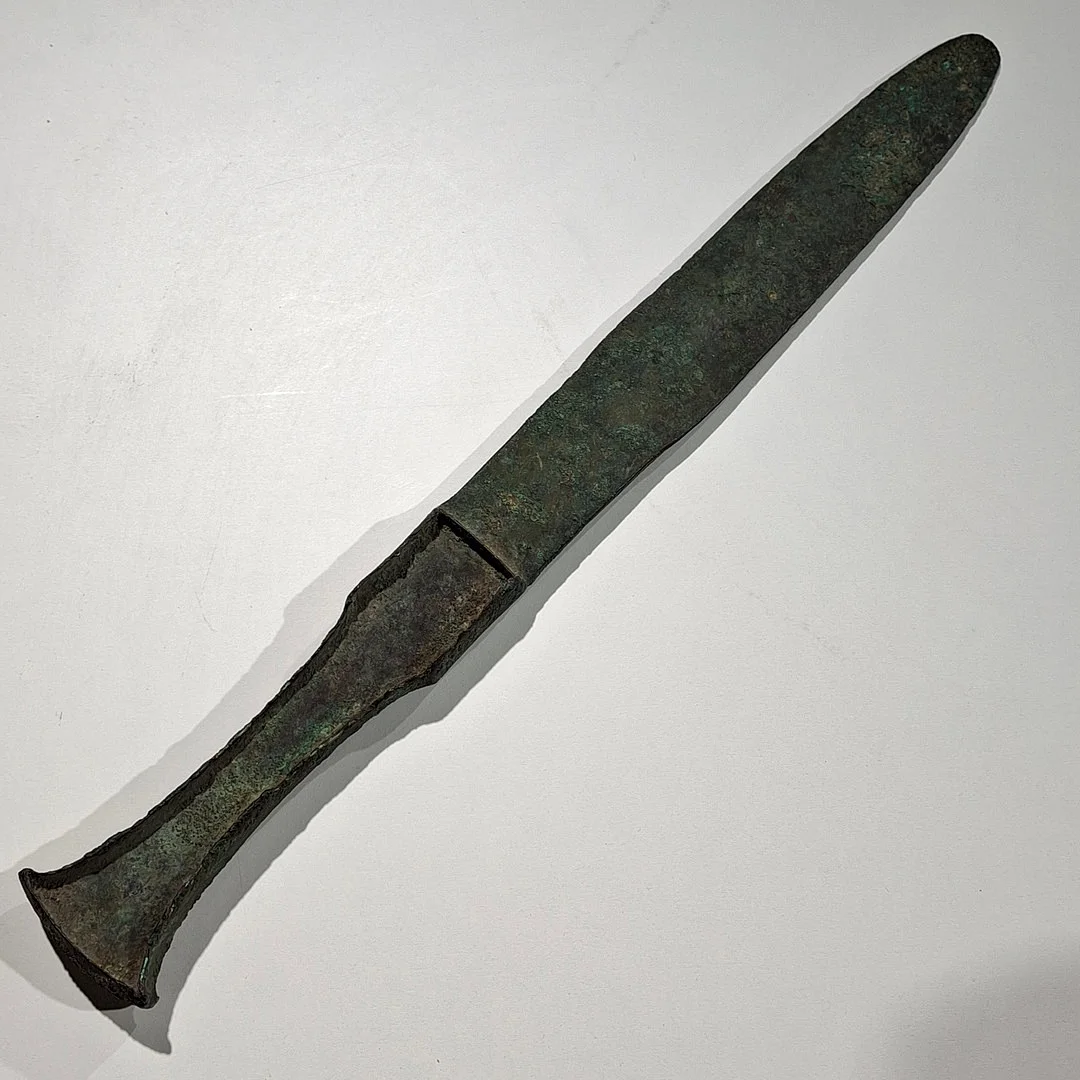 Reproducción de daga Fenicia época de bronce. — Edged weapons — Arce Auctions