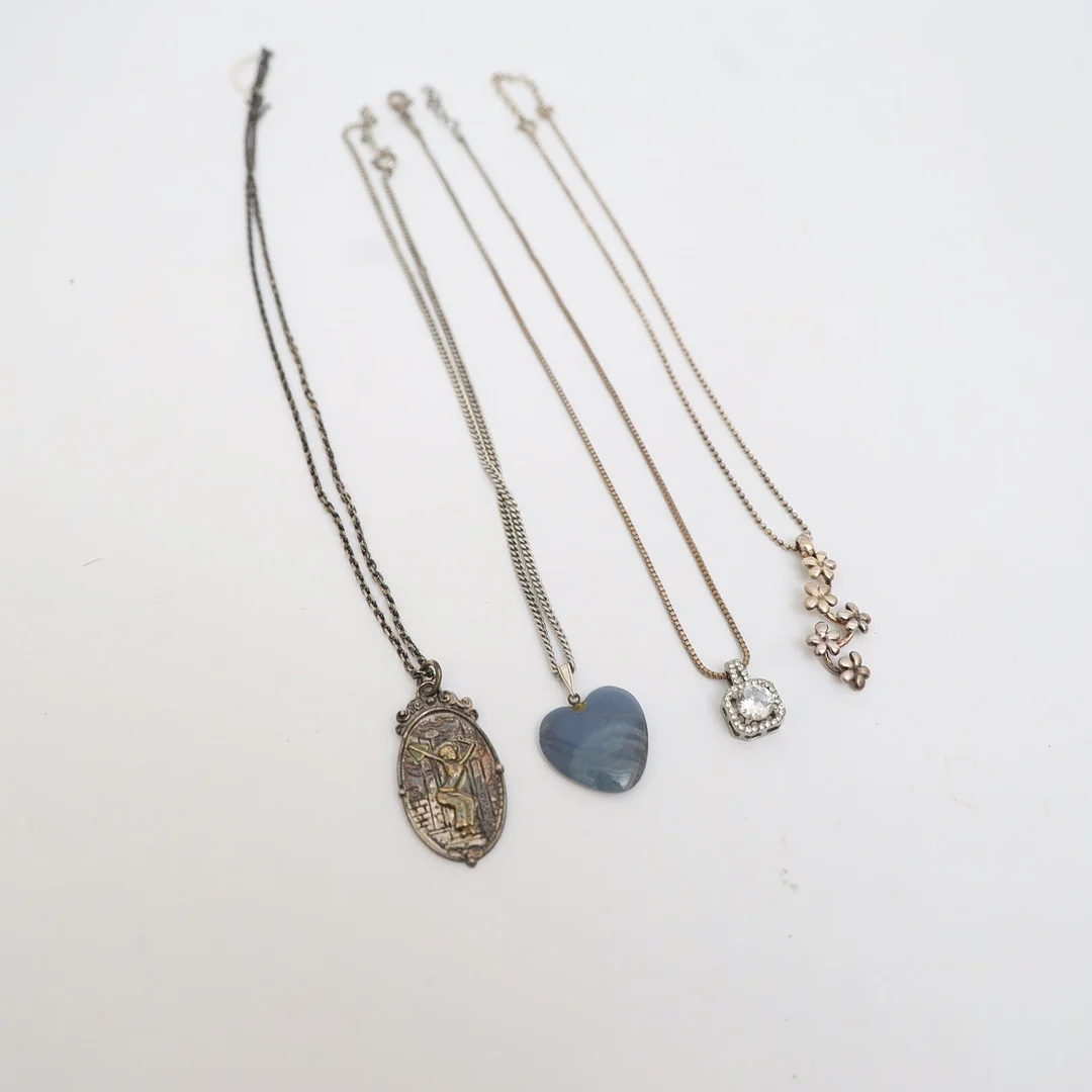 HALSBAND MED HÄNGEN, 4st, mestadels silver. — Necklace — Falun Auktionsbyrå