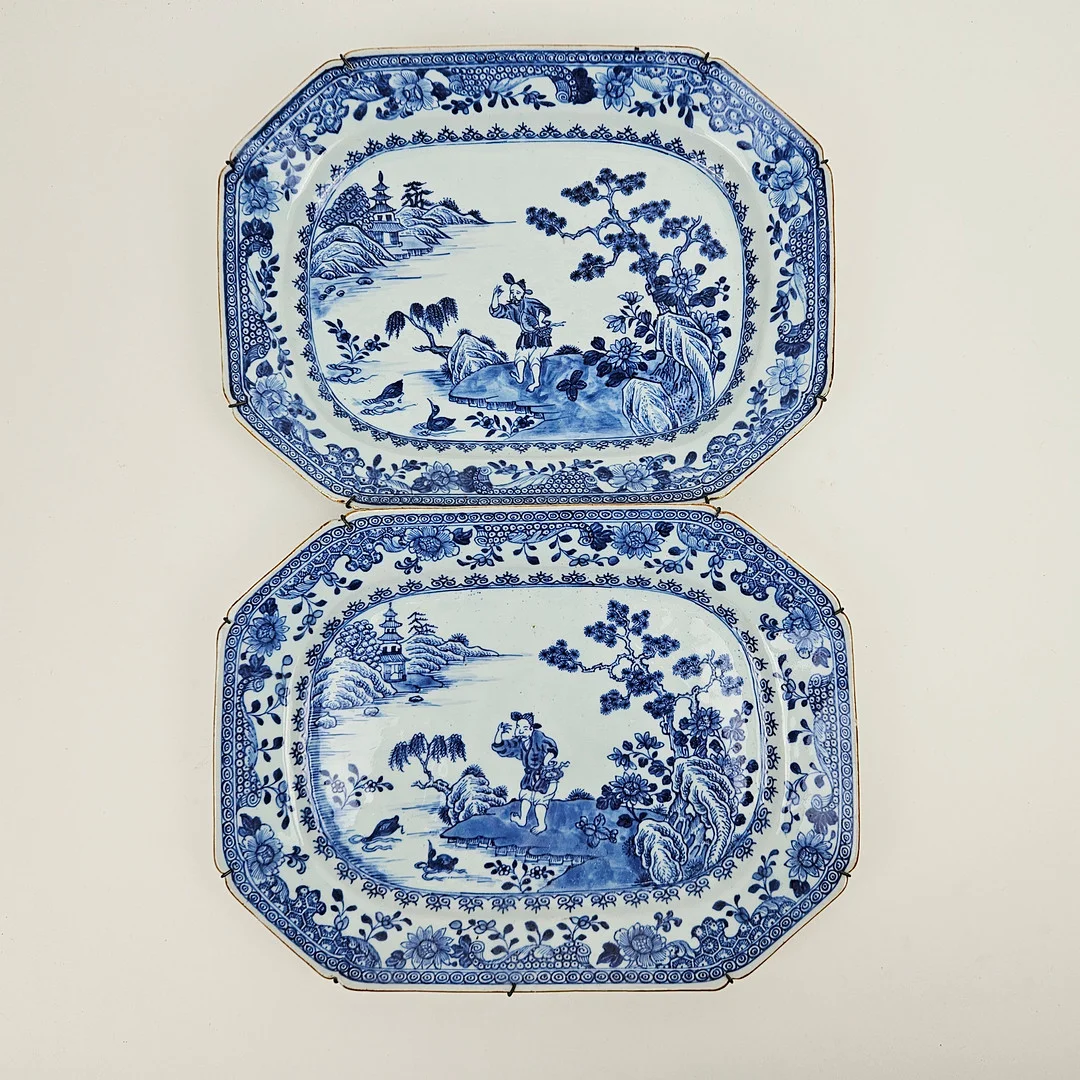 STEKFAT, ett par, snarlika, porslin, Kina. — Oriental — Auktionshuset Thörner & Ek