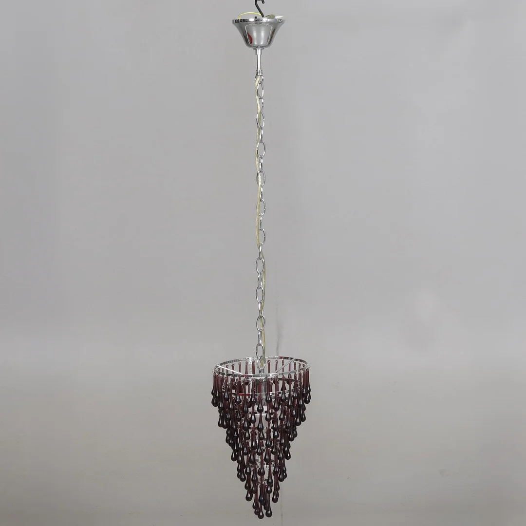LJUSKRONA, lila glas prismor, vit metall, 1900-talets slut. — Chandeliers — Örebro Stadsauktioner