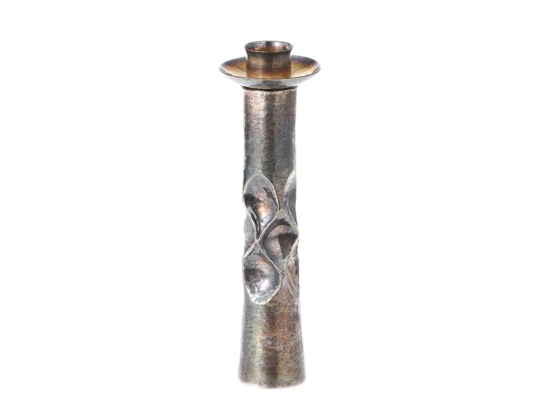 LJUSSTAKE, sterlingsilver, delvis förgylld, hamrad dekor, höjd 17 cm, vikt ca 144.5 g. — Silver/Ljusstakar — Kaplans