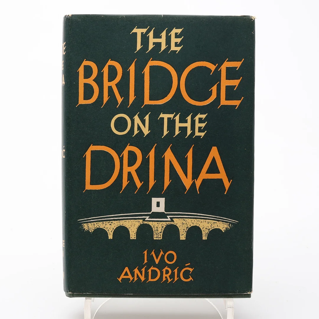 DEN SERBISK-KROATISKE FÖRFATTAREN IVO ANDRIC'S THE BRIDGE ON THE DRINA I FÖRSTA ENGELSKA UPPLAGAN SOM LEDDE TILL NOBELPRISET I LITTERATUR 1961. — Books — Crafoord Auktioner Lund