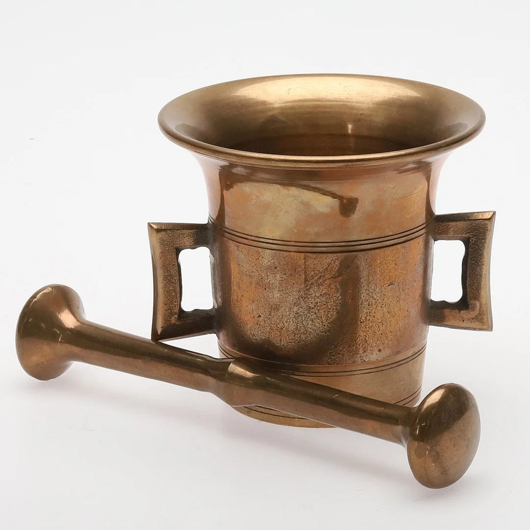 MORTEL med STÖT. Djupstämplad Malm. — Pewter, Brass & Copper — Örebro Stadsauktioner