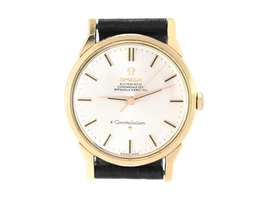 OMEGA, Constellation, Chronometer, Cal 551, Serie nr. 20300442, Ref nr. CD 167.005, Boett nr. 167.005 (C.B), herrur, 34 mm, guld på stål, automatisk, plexiglas, skadad urtavla, läderband, originalspänne i doublé, ca 1963. — Klockor/Omega — Kaplans