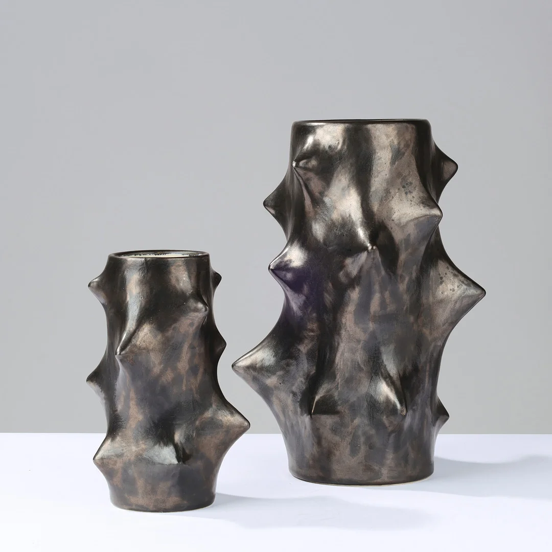 Michael Andersen & Søn. Et par "Rosentorn" keramikvaser glaseret i mørke nuancer, model 5974-3 og 5974-2, Bornholm, Danmark, 21. århundrede, (2). — European — Palsgaard Kunstauktioner