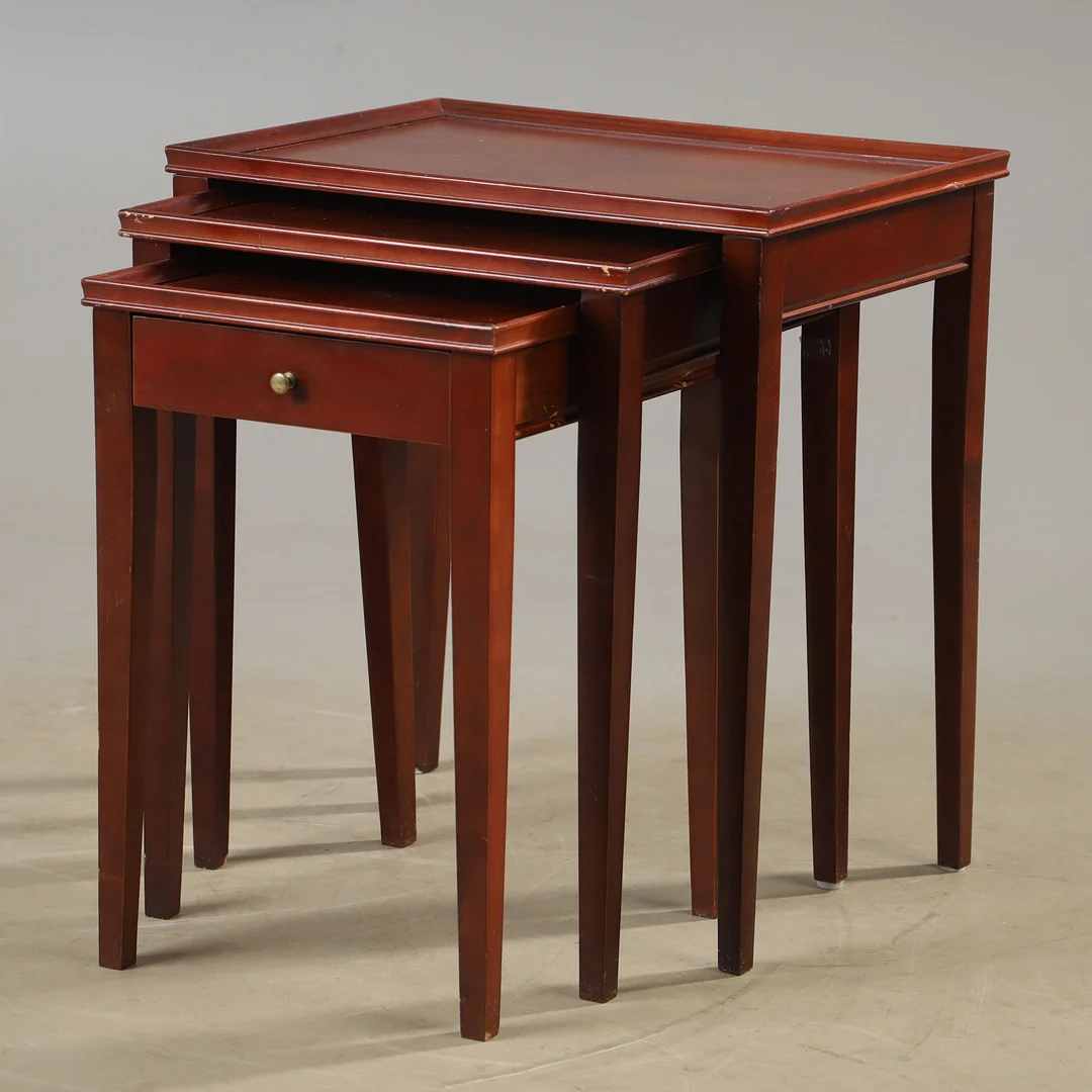 SATSBORD, 3 delar, mahogny, 1900-talets andra hälft. — Tables — Helsingborgs Auktionskammare