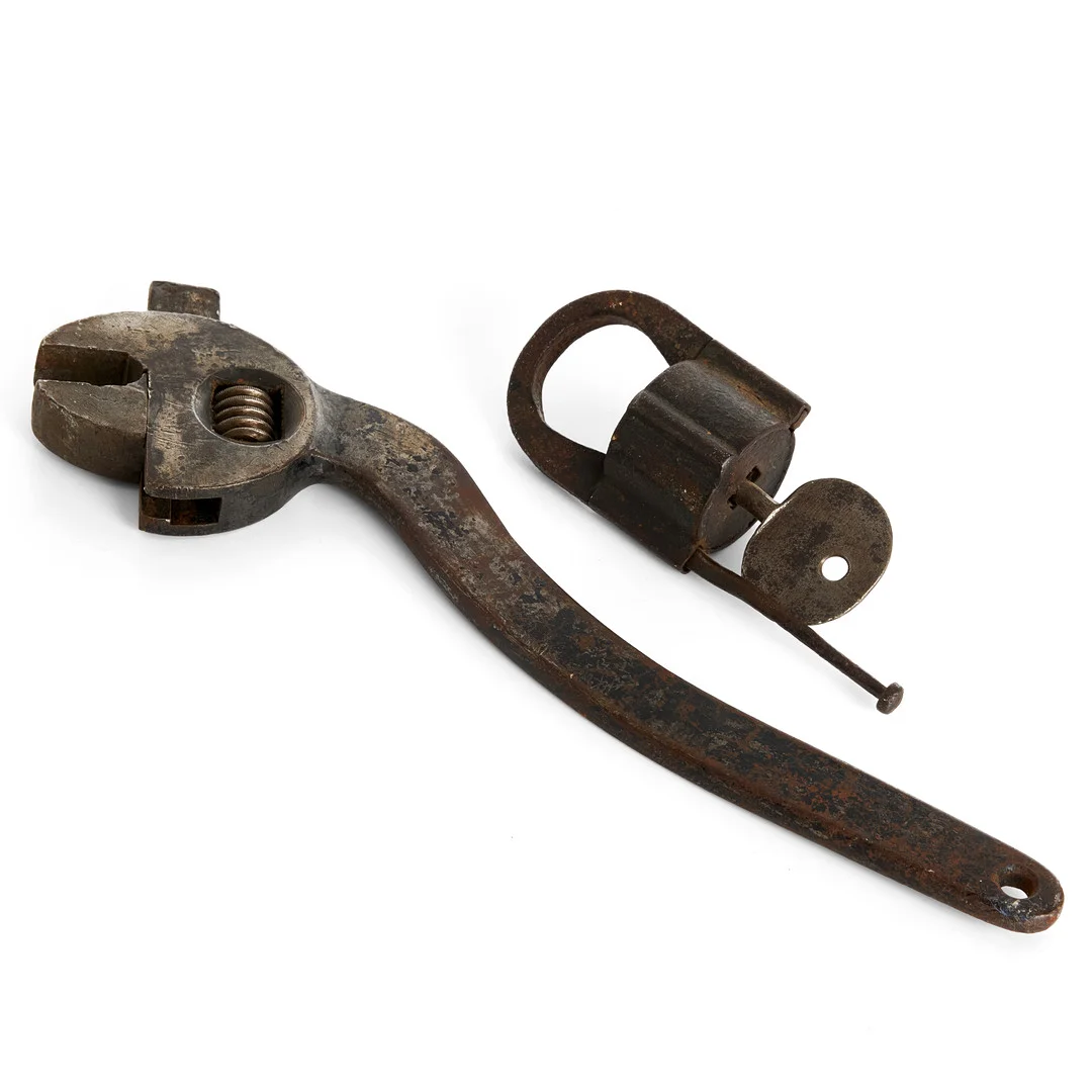 SKIFTNYCKEL / POLHEMSLÅS. 2 delar. 18/1900-tal. — Miscellaneous — Crafoord Auktioner Stockholm