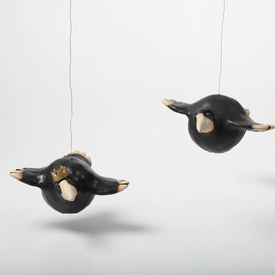 ANNIKA ÖSTERLIND. Skulpturer, 2 stycken, fåglar, keramik, stämpelsignerade. — European — Helsingborgs Auktionskammare