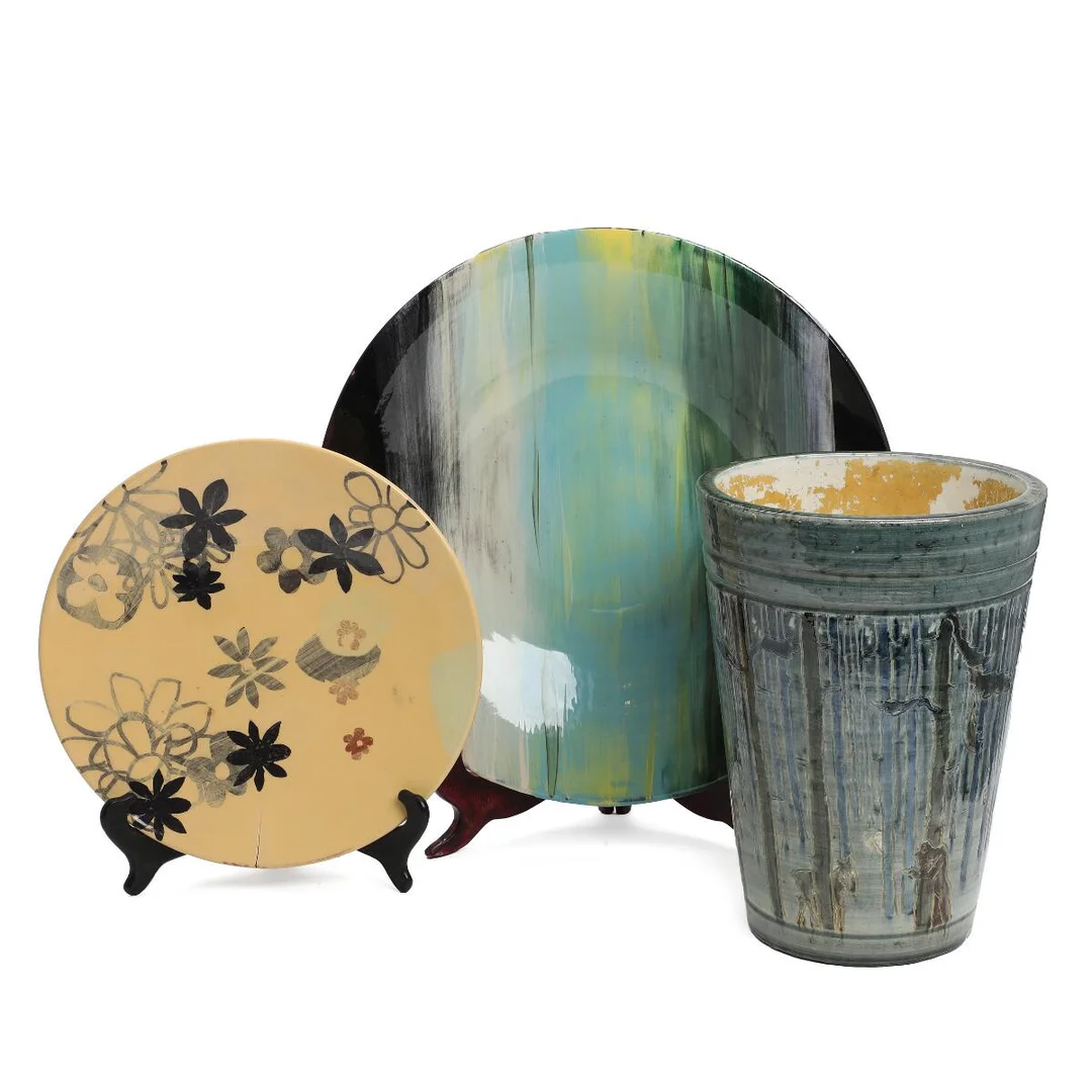 Nina Kleivan, Heidi Fournier a.o.: Two earthenware dishes and a vase. Kähler and Knapstrup. Diam. 32–45. H. 38 cm. (3) — Modern Decorative Art — Bruun Rasmussen
