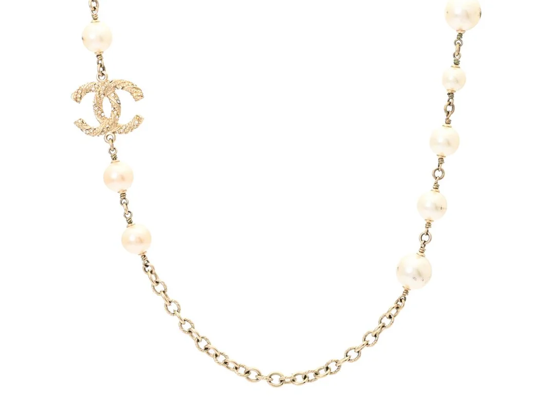 COLLIER, CHANEL. gulmetall, vita stenar, vita imitationspärlor, Logo CC, längd 106 cm, vikt 84 g, märkt F14 CC V, år 2014. — Smycken/Collier — Kaplans