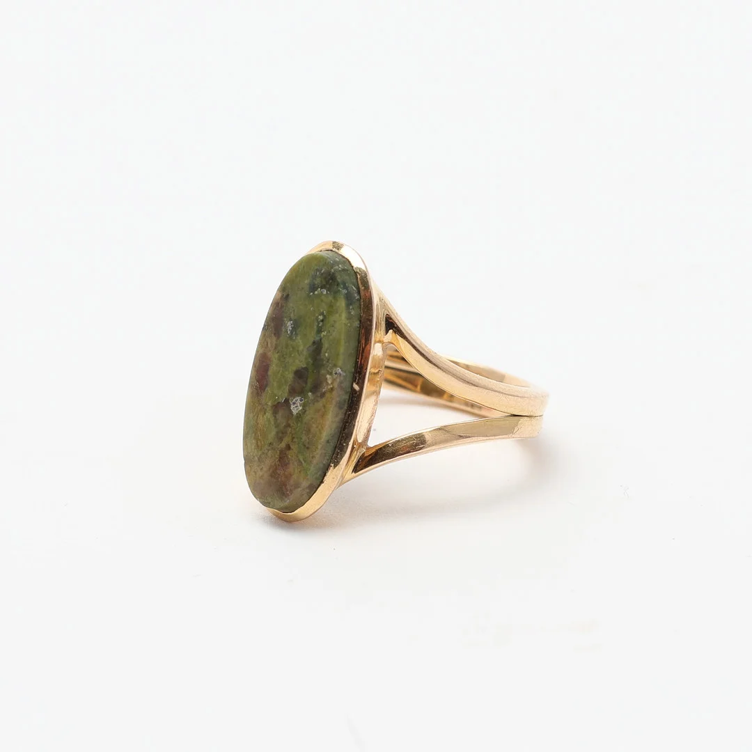 RING, guld 18K och epidot. — Rings — Uppsala Auktionskammare