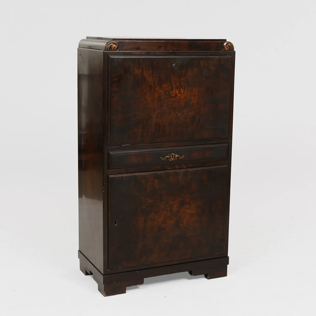 Tobaks-/barskab af bejdset birk, 1900-tallets første halvdel. — Cupboards, Cabinets & Shelves — Palsgaard Kunstauktioner
