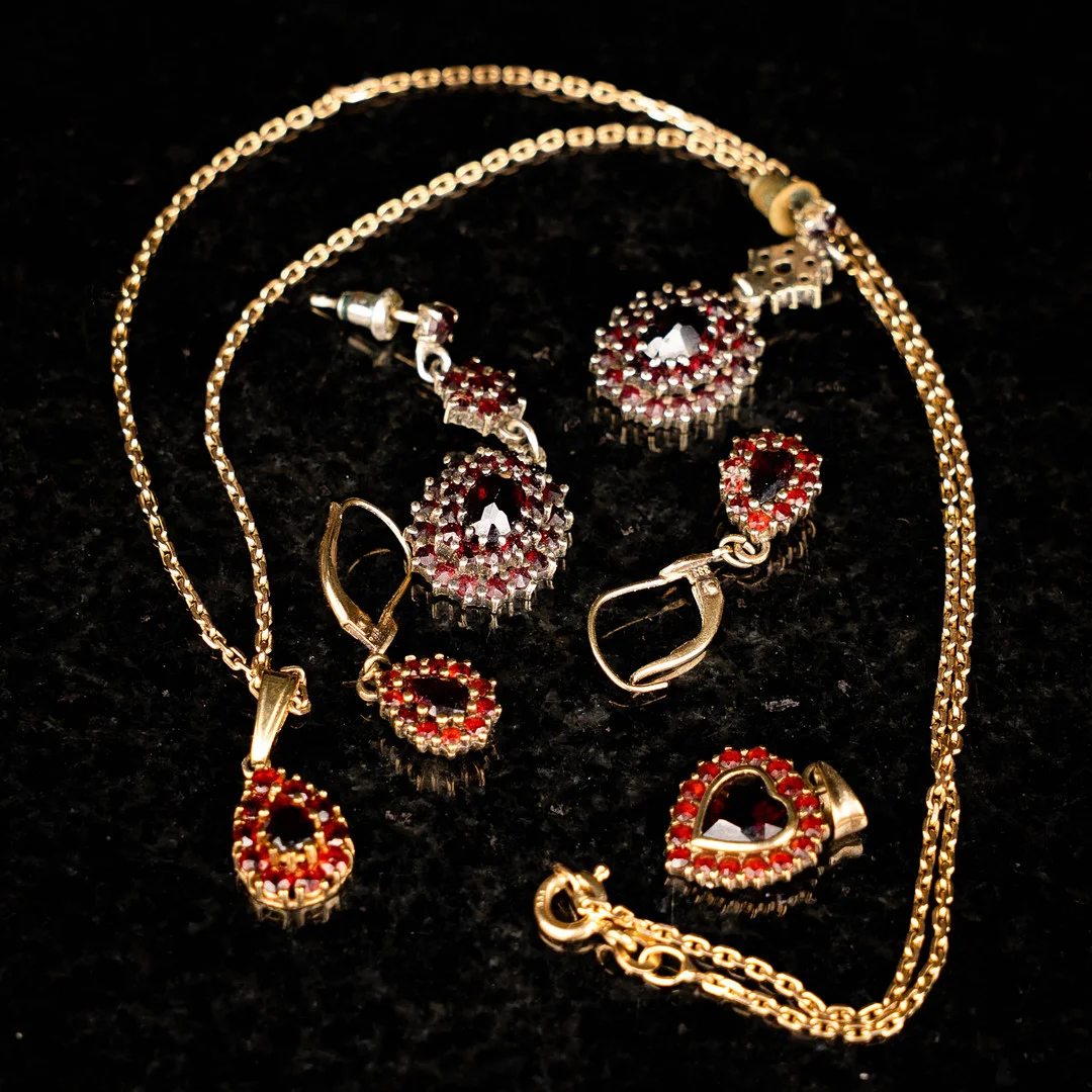 ÖRHÄNGEN & HALSBAND. 8 karat guld och förgyllt silver med granater 1900-tal (6st). — Earrings — Norrlands Auktionsverk