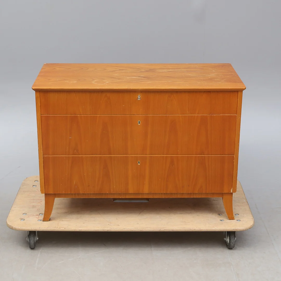 BYRÅ. — Chests of drawers — Kalmar Auktionsverk