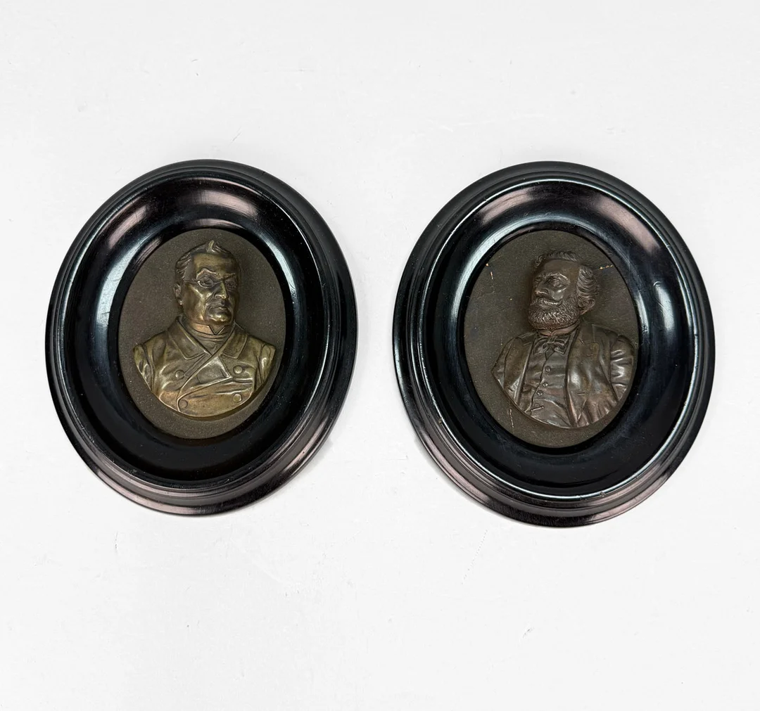 PORTRÄTTMEDALJONGER- 2 st , Napoleon & Leon Gambetta, brons/bronspatinerade i trä ram, 1900 talets första hälft. — Sculptures & Bronzes — TOKA Auktionshus