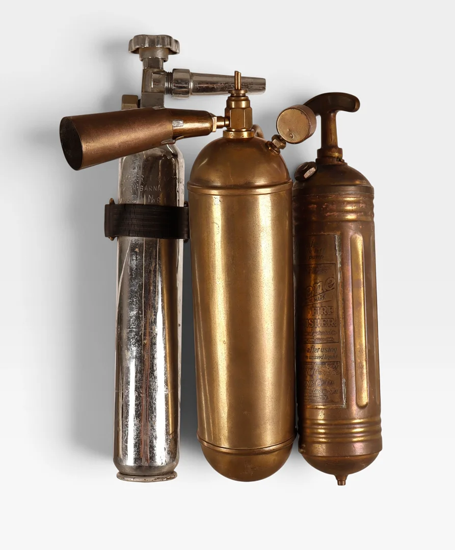Tres extintores de mano en latón y acero cromado. — Technica & Nautica — Barcelona Auctions
