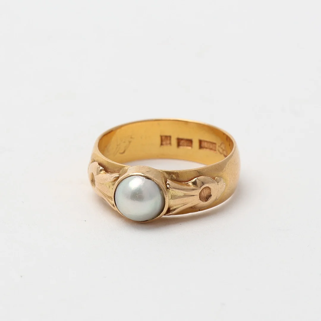 RING, guld 20K med mabépärla. — Rings — Uppsala Auktionskammare